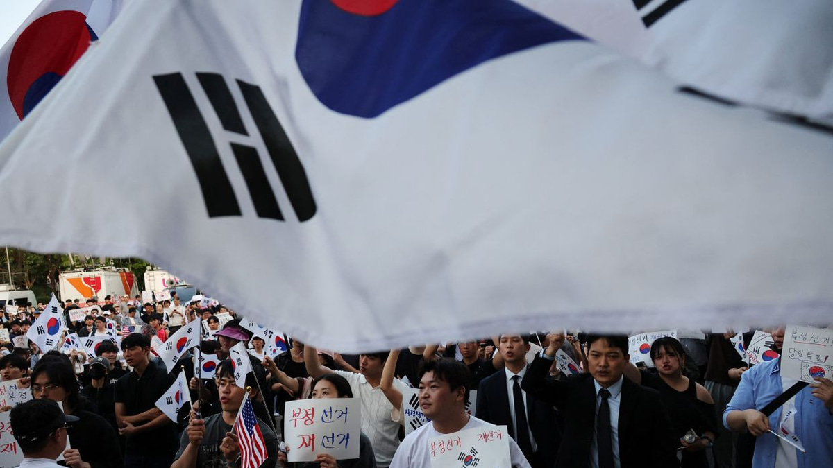 South Korea's President Lee Seeks Balance Between Election Accountability and Social Stability Amid Protest Unrest