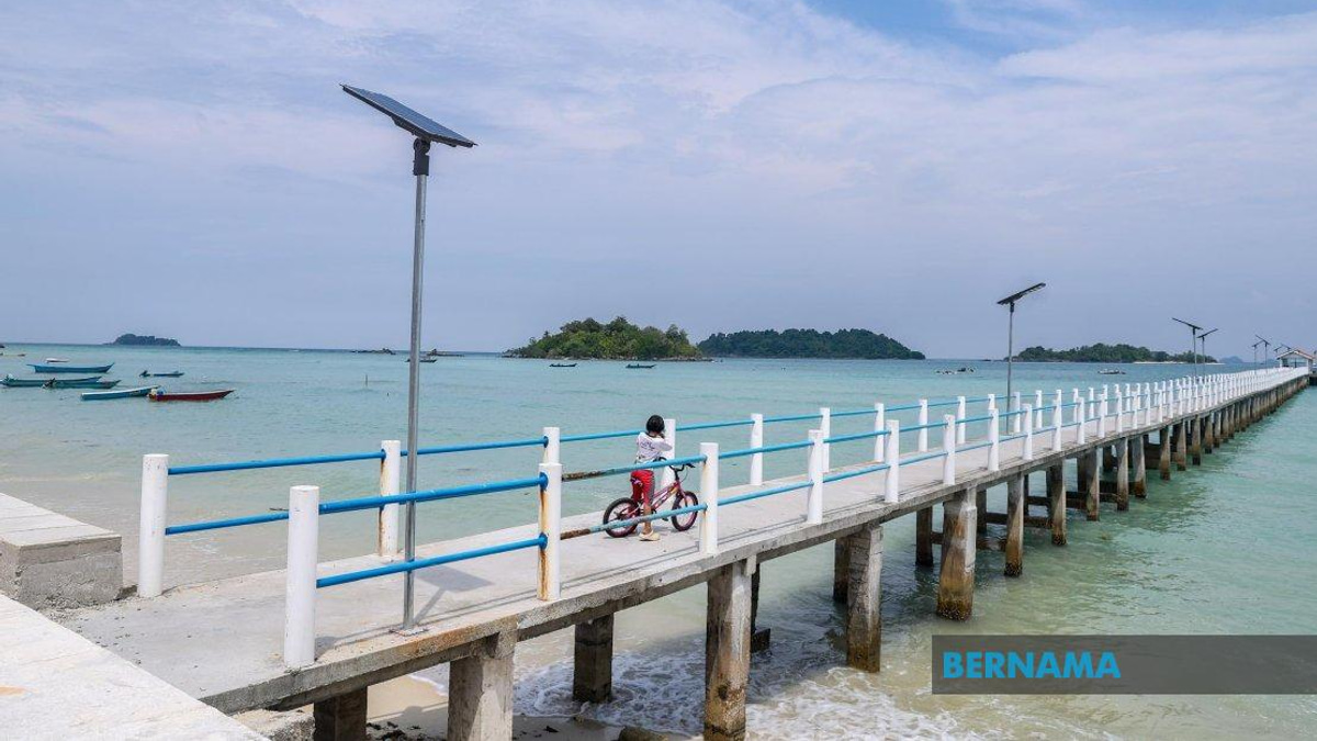 Pulau Tinggi Residents Press State Candidate Over Crumbling Jetty and Housing Crisis