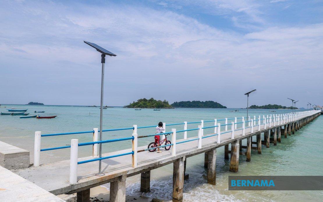 Pulau Tinggi Residents Press State Candidate Over Crumbling Jetty and Housing Crisis