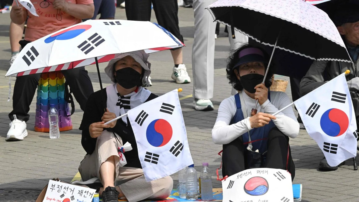 South Korea's Parliament Opens Investigation into Election Commission Over June Ballot Shortage