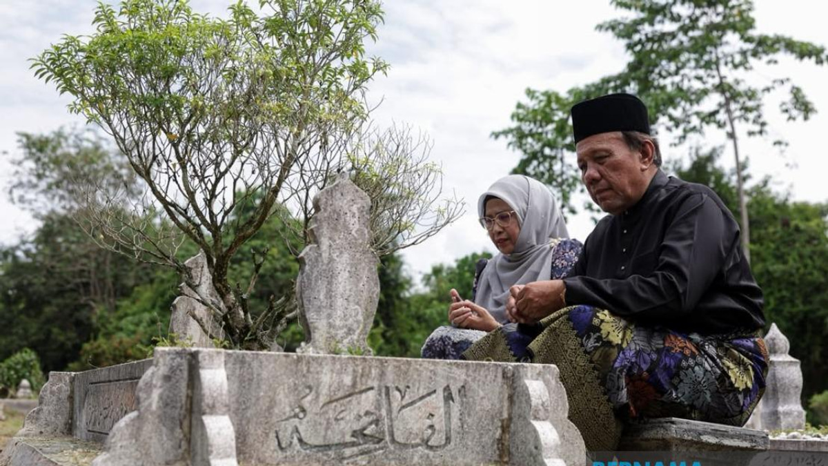 Ismail Lasim Pays Respects to Parents Shortly After Being Sworn in as Negeri Sembilan MB