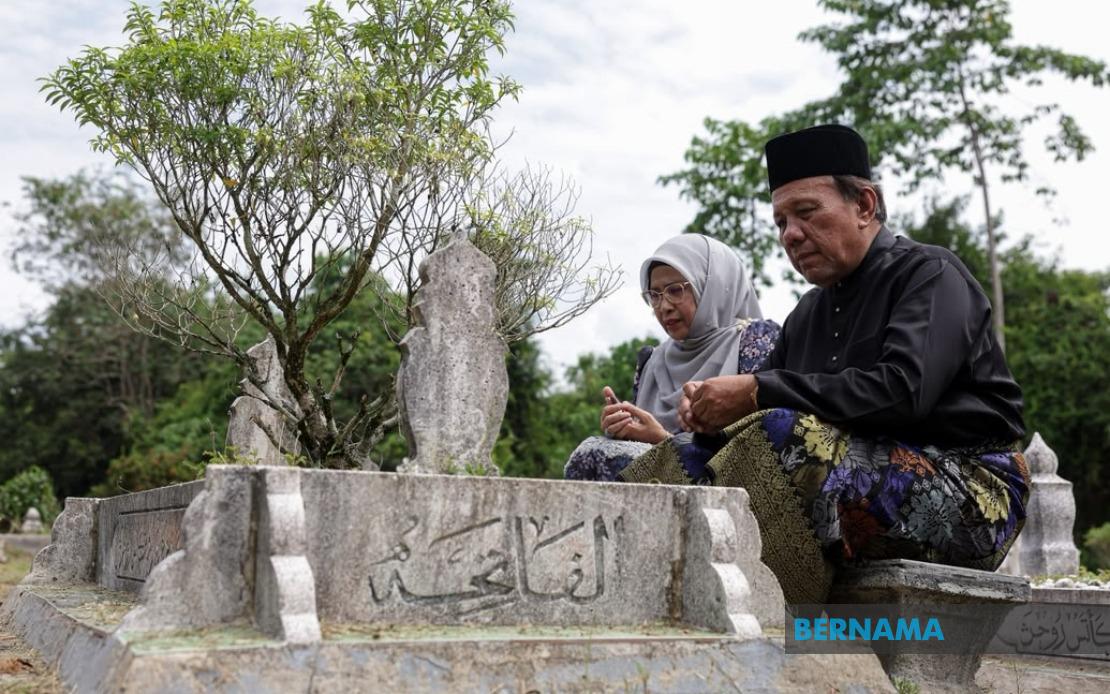 Ismail Lasim Pays Respects to Parents Shortly After Being Sworn in as Negeri Sembilan MB