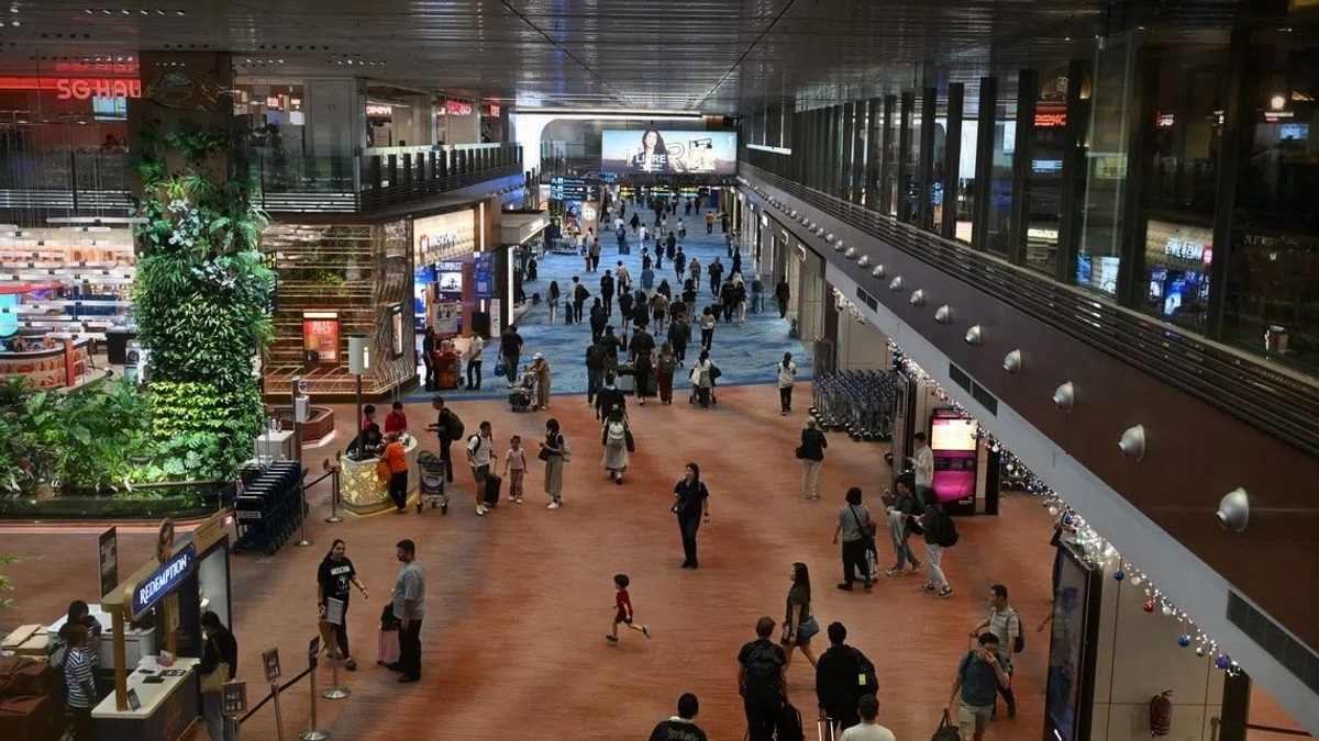 Australian and American men arrested for theft at Changi Airport, one nabbed eight months after incident