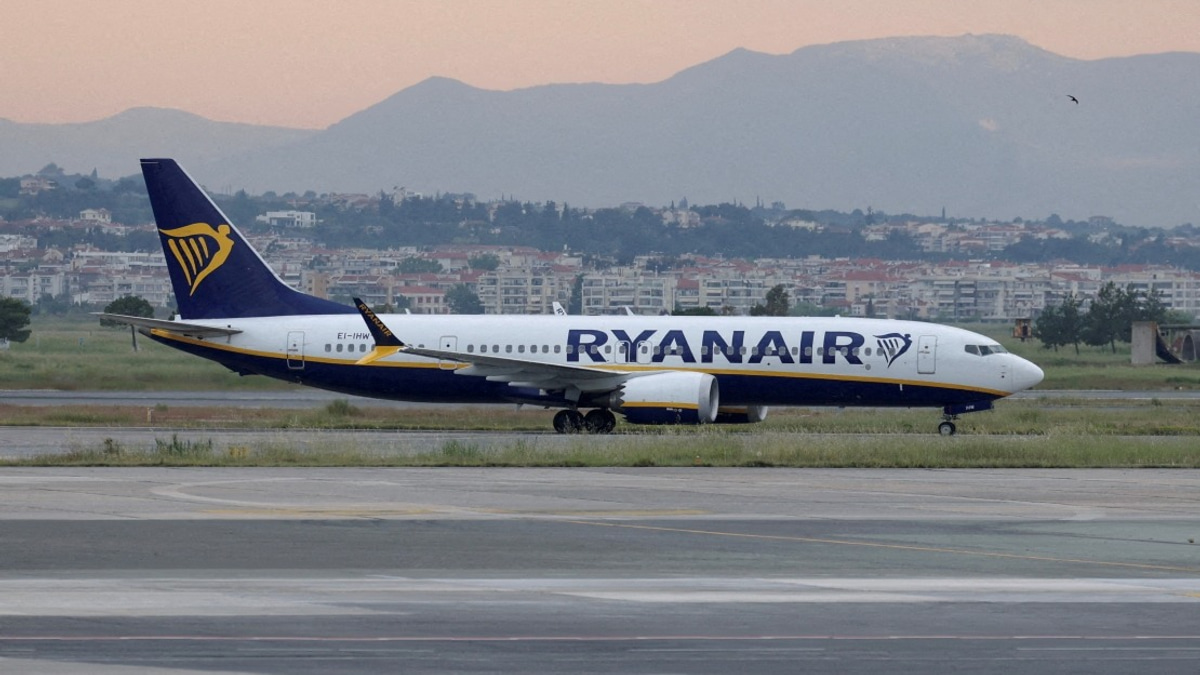 Passenger Injured as Window Ruptures Mid-Flight on Ryanair Service from Greece