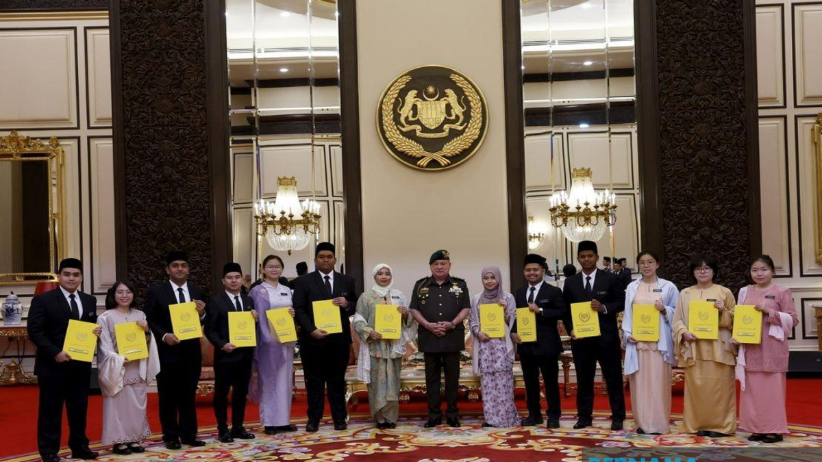 King Confers BYDPA Scholarships on 14 High-Achieving Scholars
