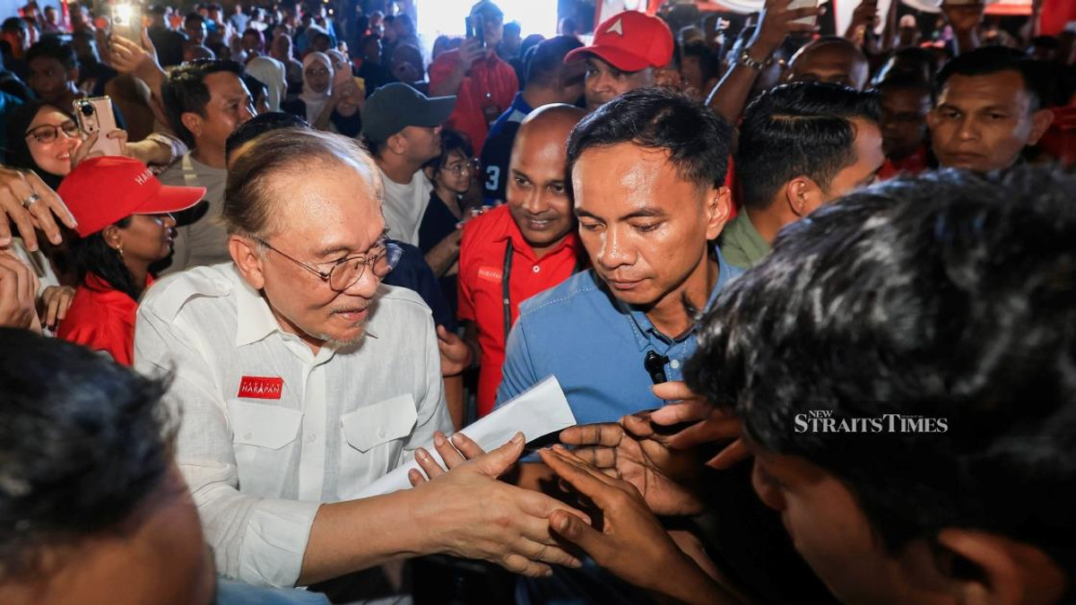 Anwar Rejects Early Election Calls, Affirms Coalition's Governing Mandate
