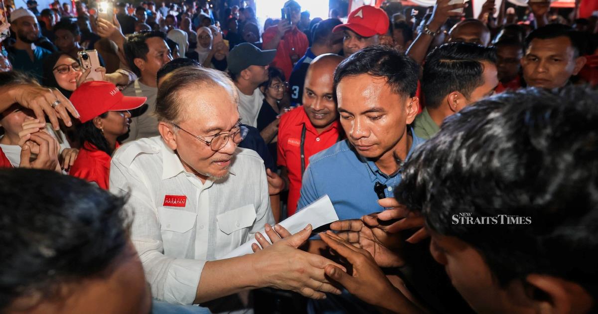 Anwar Rejects Early Election Calls, Affirms Coalition's Governing Mandate