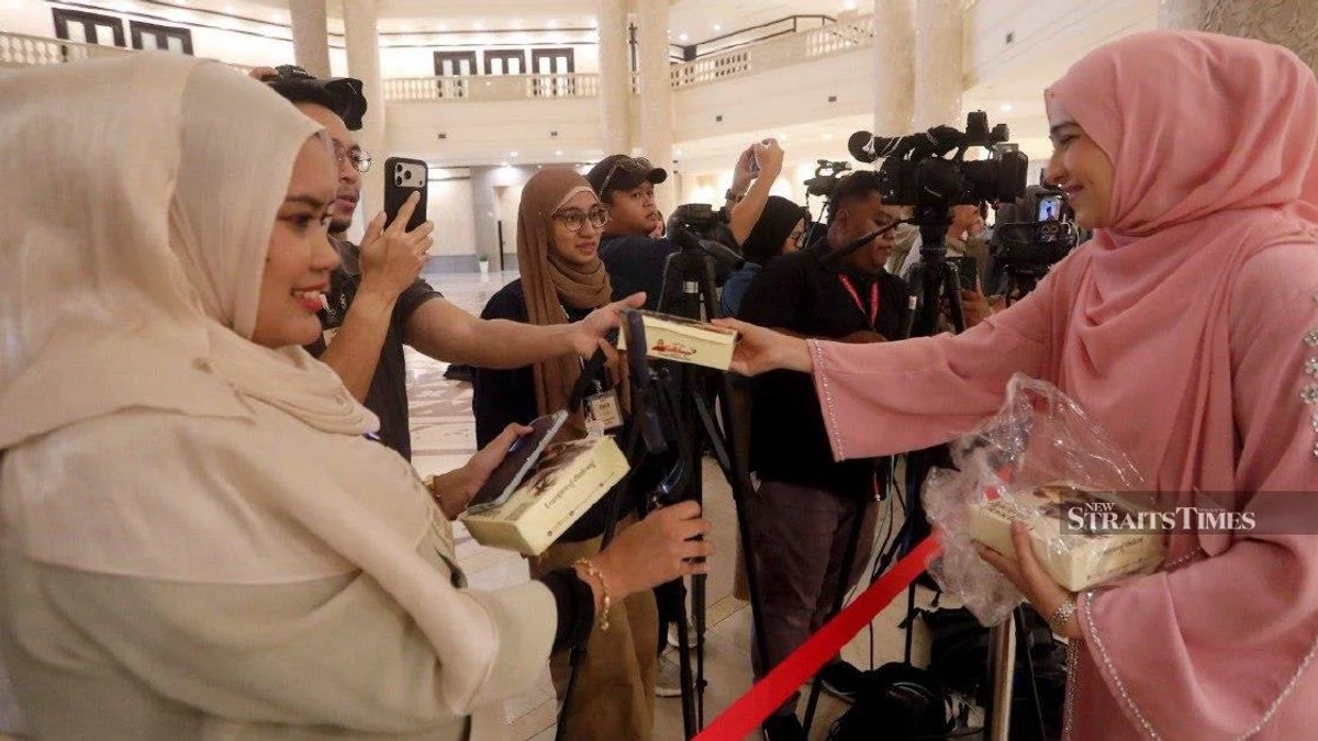 Syed Saddiq Treats Media and Supporters to Traditional Breakfast Following Federal Court Decision