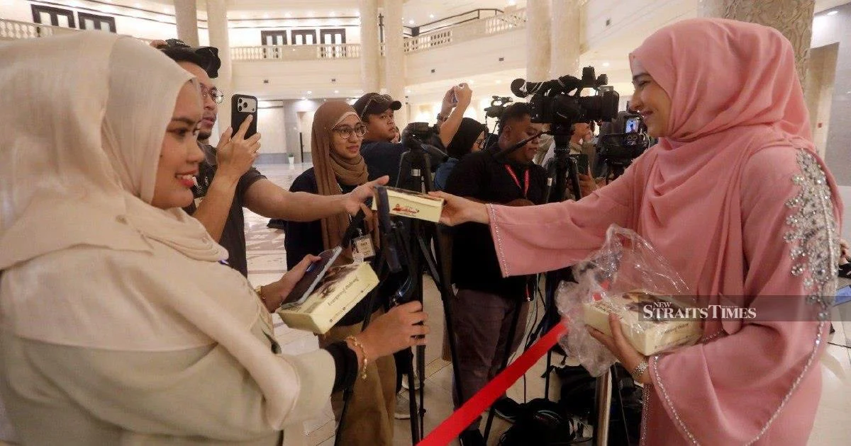 Syed Saddiq Treats Media and Supporters to Traditional Breakfast Following Federal Court Decision