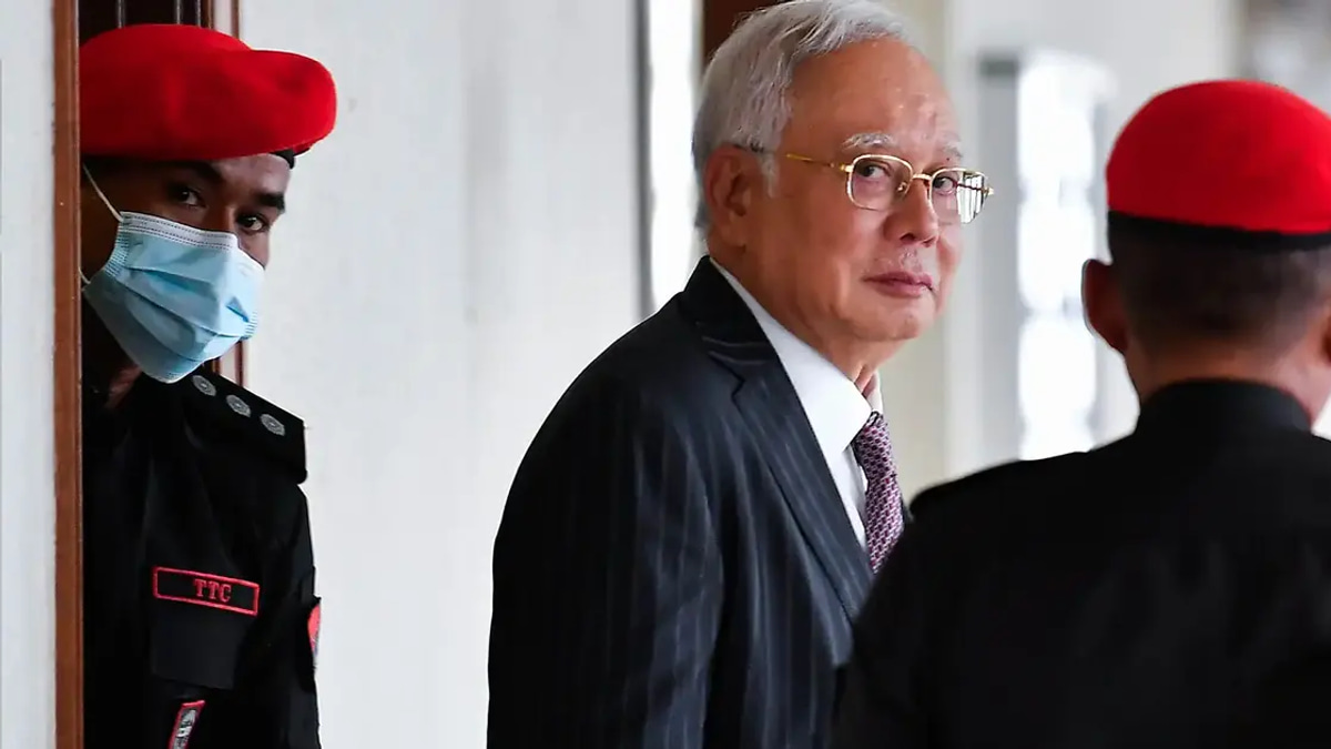 Najib's Legal Team Challenges Timing and Impartiality of 1MDB Investigator
