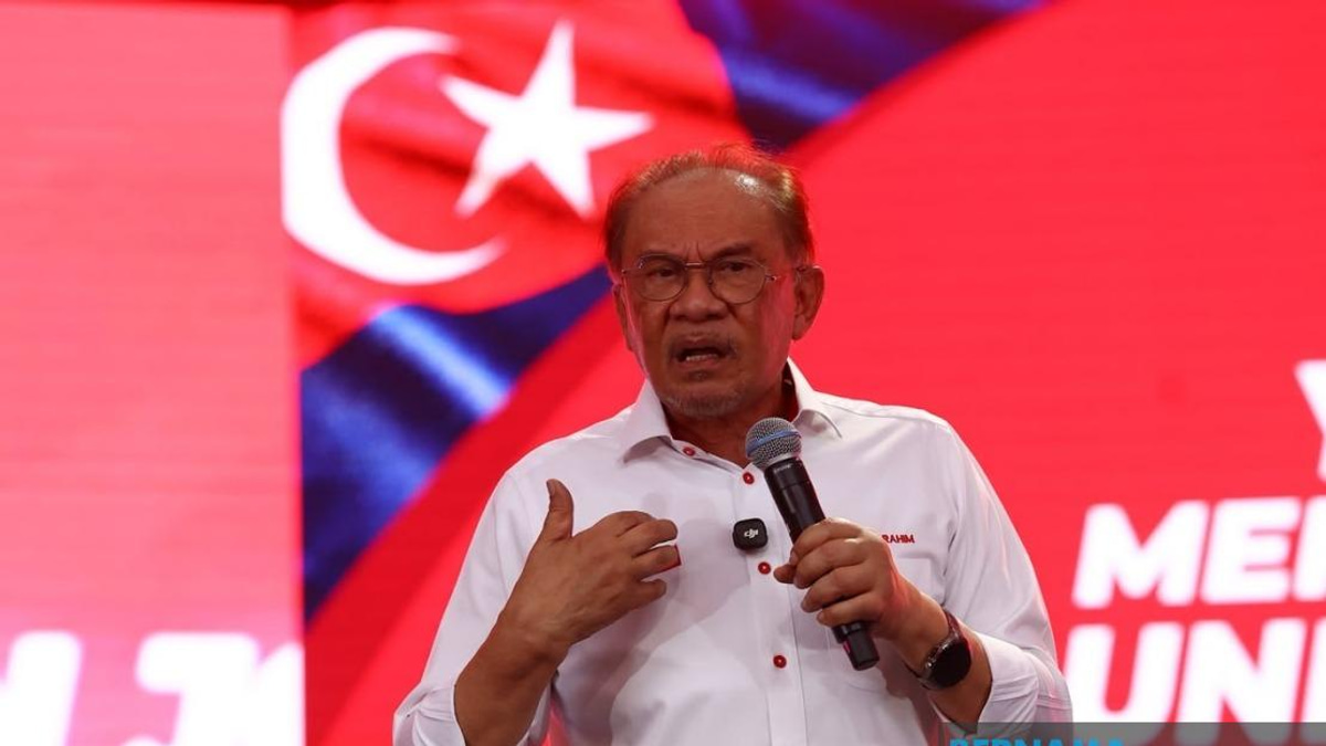 Anwar Dismisses BMW Ownership Claims, Clarifies Mercedes-Benz as Royal Gift