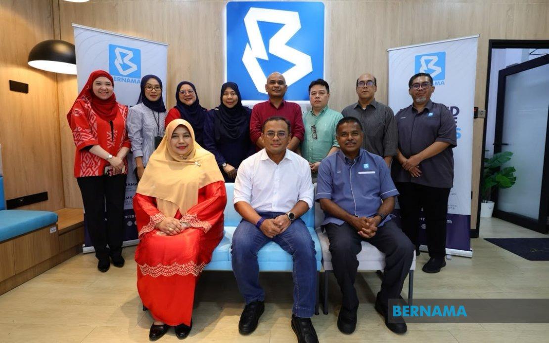 Selangor MB Tours Bernama's Election Command Centre Ahead of Negeri Sembilan Polls