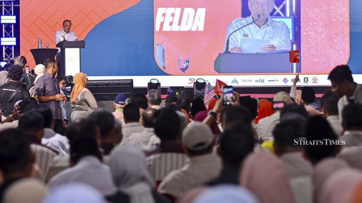 Anwar Cautions Felda Leadership Over Nearly RM1 Billion Debt, Calls for Governance Reform