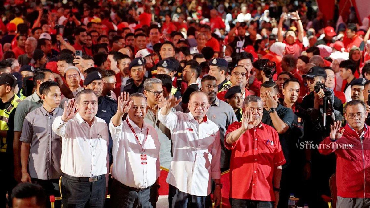 Anwar Cautions Against Politicising Monarchy in Negri Sembilan Campaign