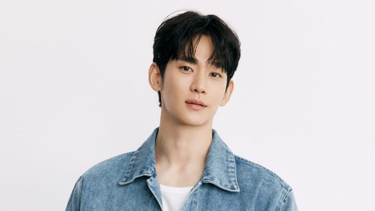 South Korean Star Kim Soo-hyun Marks Public Return Through Bench Campaign