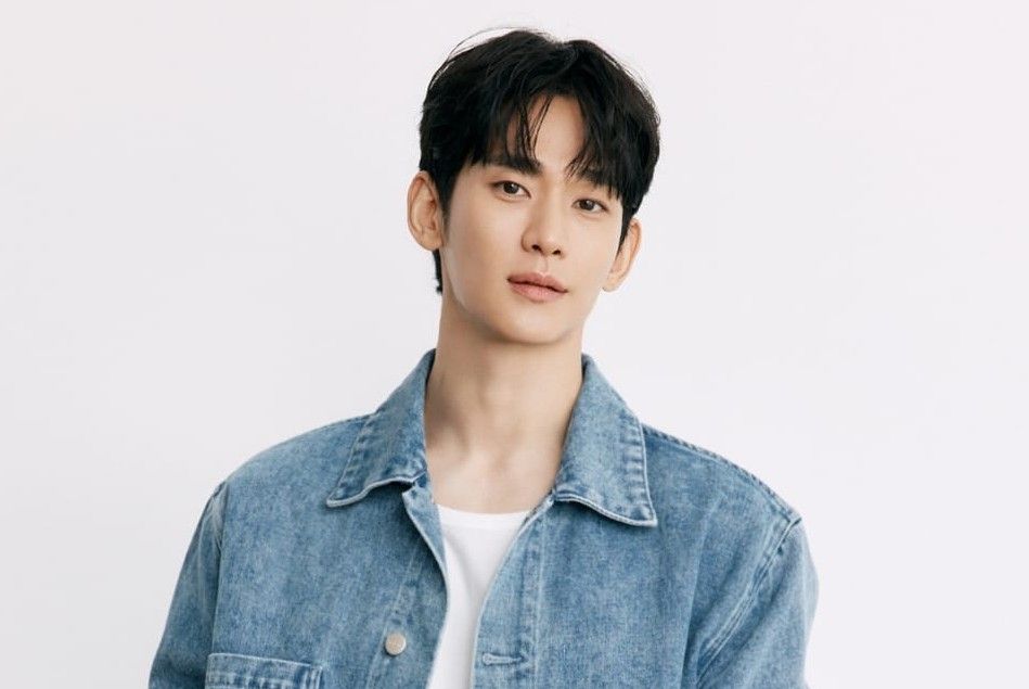 South Korean Star Kim Soo-hyun Marks Public Return Through Bench Campaign