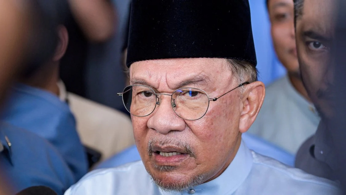 Anwar Denies Onn Hafiz Barred From Felda Settlements