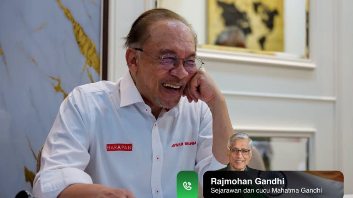 PM Anwar Extends Invitation to Rajmohan Gandhi for Malaysia Visit