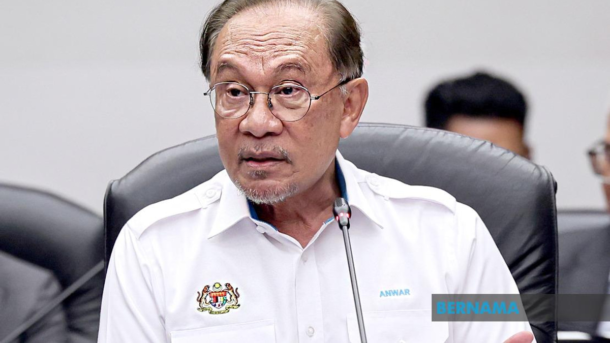 PM Anwar Extends Condolences After Form Four Student's Death in Seremban