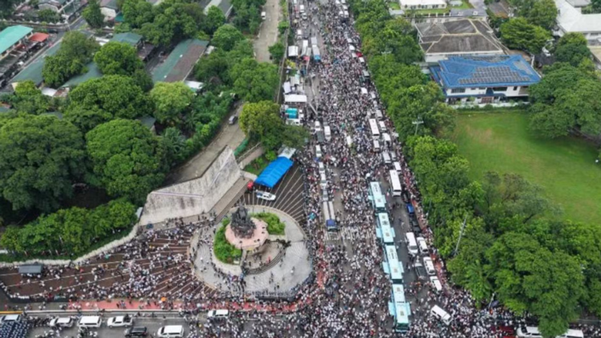 Thousands of INC members rally against senator's graft charges as Duterte trial looms