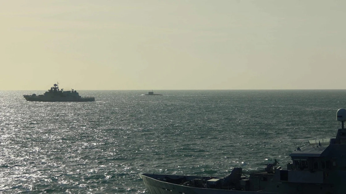 UK PM Calls Russian Warship's Warning Shots 'Reckless' Amid Channel Tensions