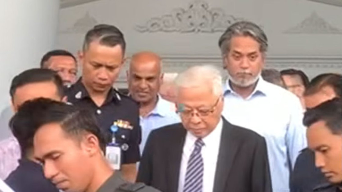 Khairy's courtroom appearance signals solidarity as Ismail Sabri faces charges