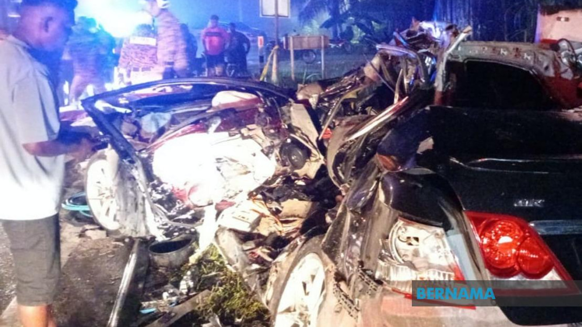 PM Anwar Expresses Sorrow Over Bentong Highway Tragedy as Six Lives Lost in Collision