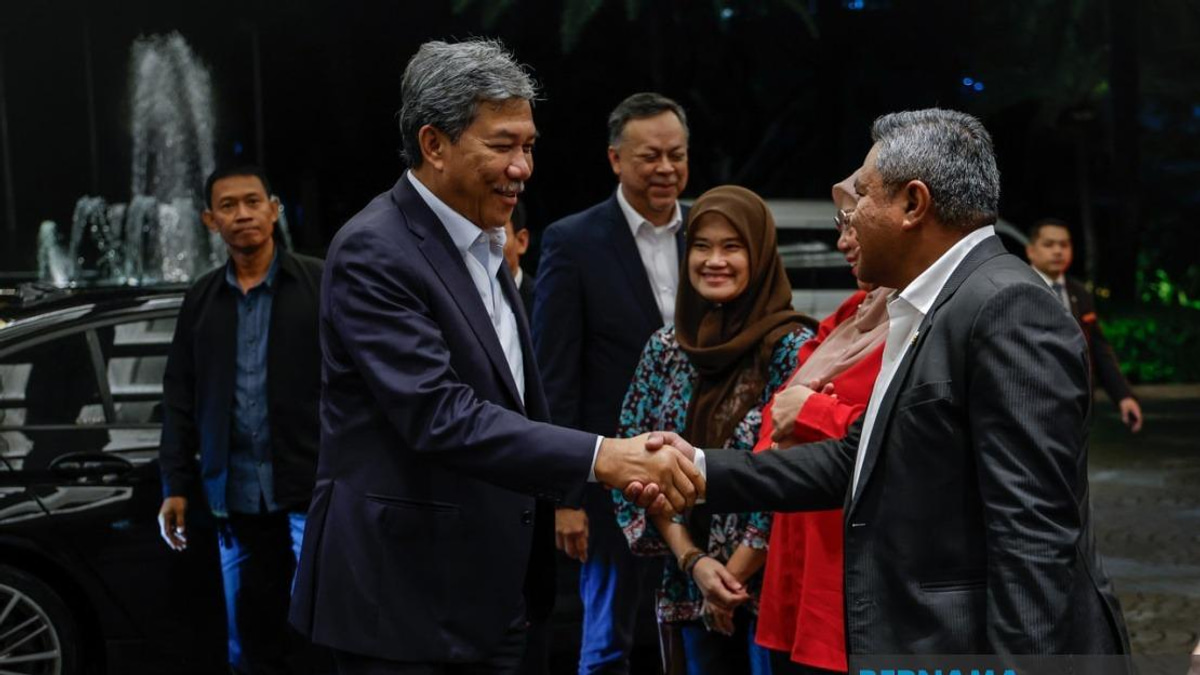 Malaysia's Foreign Minister Mohamad Hasan Arrives in Manila for Bilateral Talks