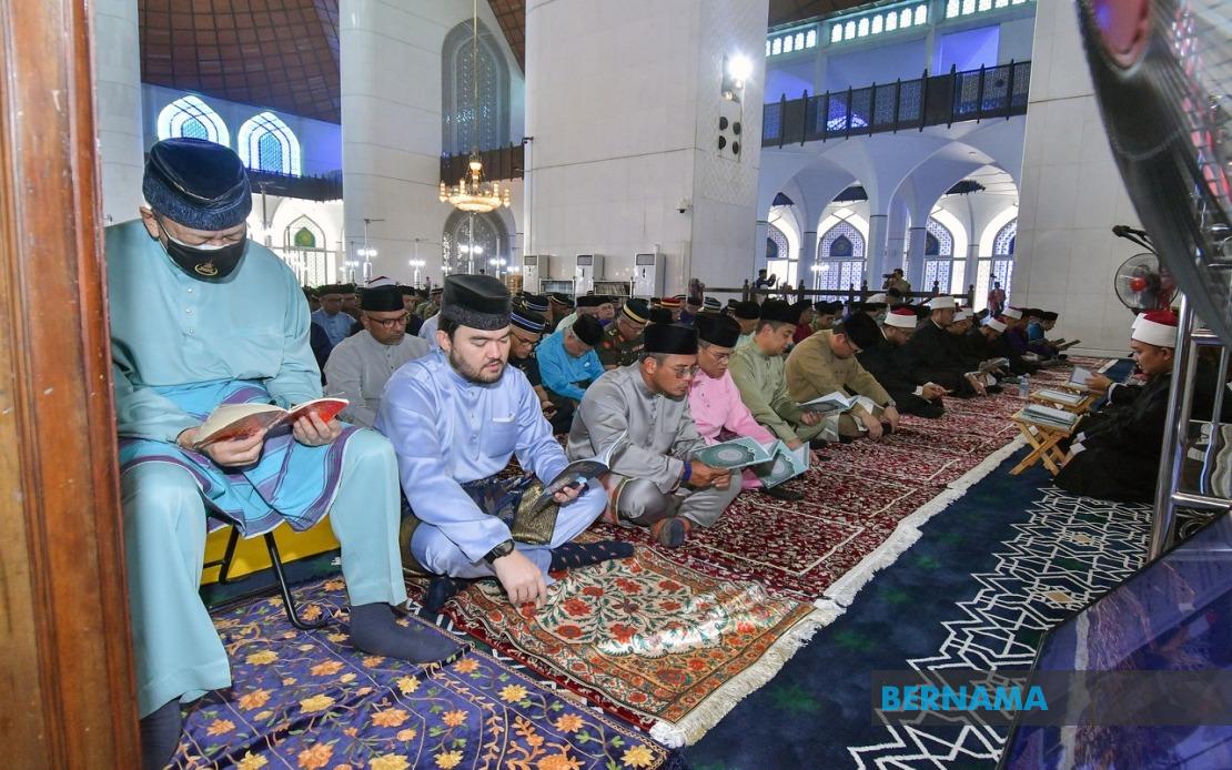 Sultan Sharafuddin Leads Spiritual Observance at Selangor Mosque Ahead of National Day Celebrations