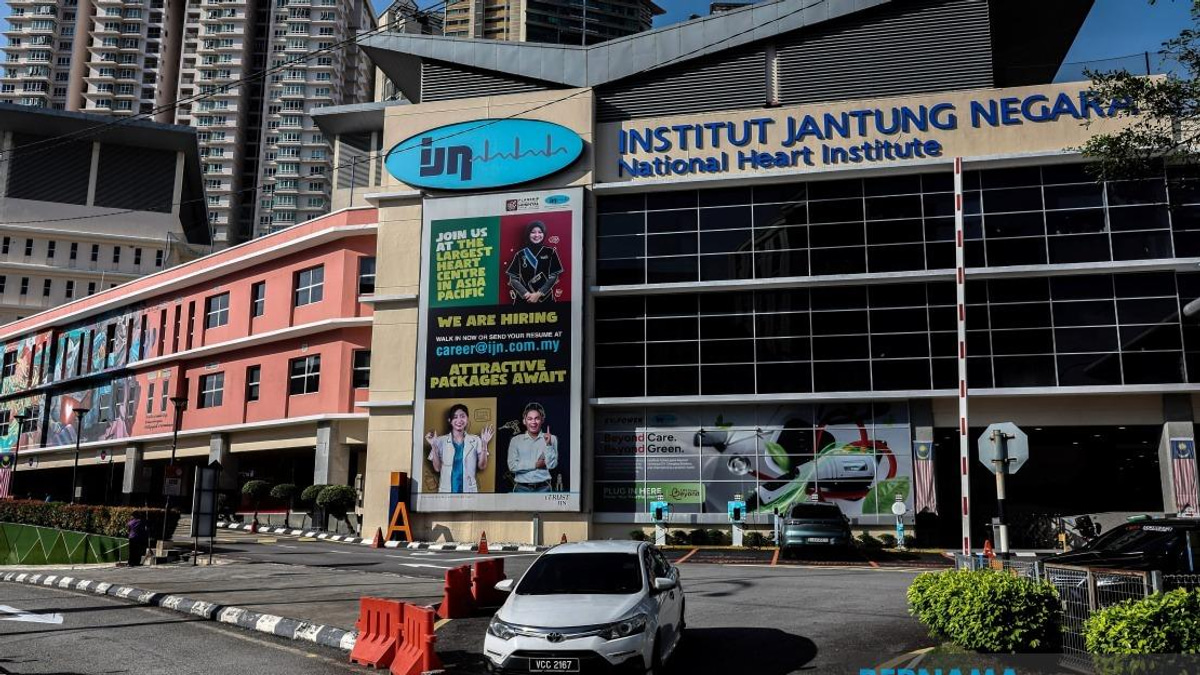 Anwar Visits Fadillah and Ismail Sabri at National Heart Institute