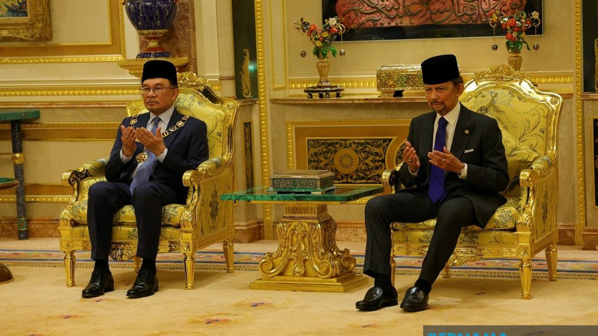 PM Anwar Receives Brunei's Highest Honour During State Visit