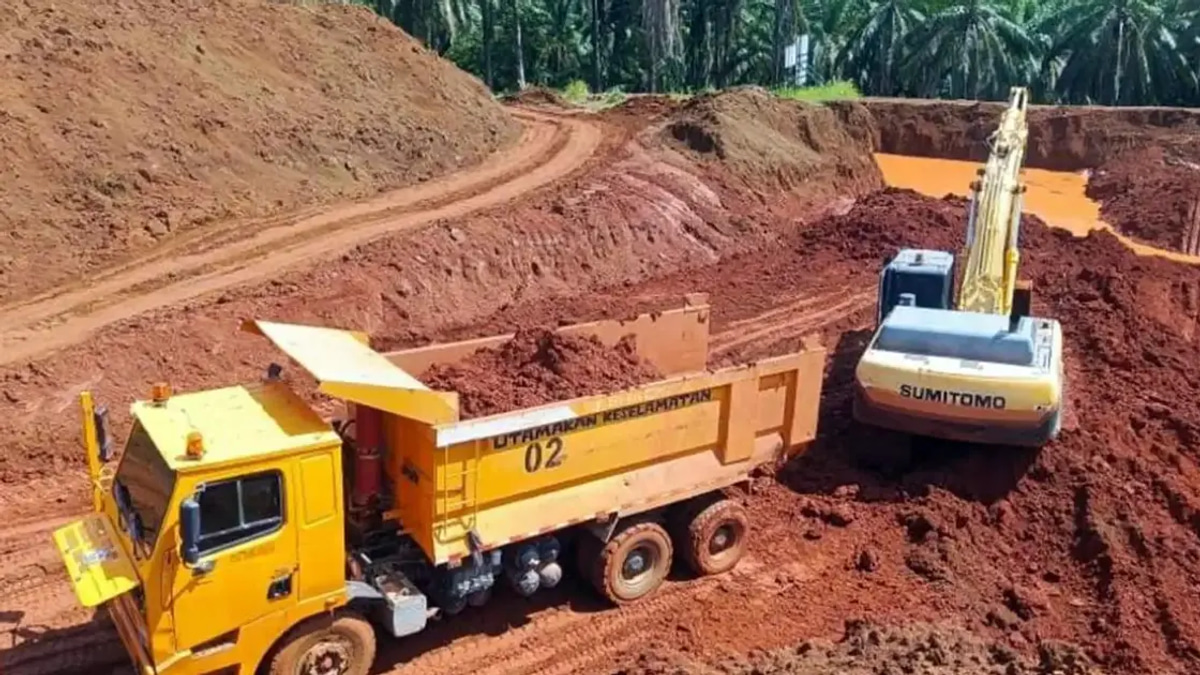 Nine suspects arrested and RM3.75 million in assets seized in crackdown on illegal bauxite mining at Felda plantation