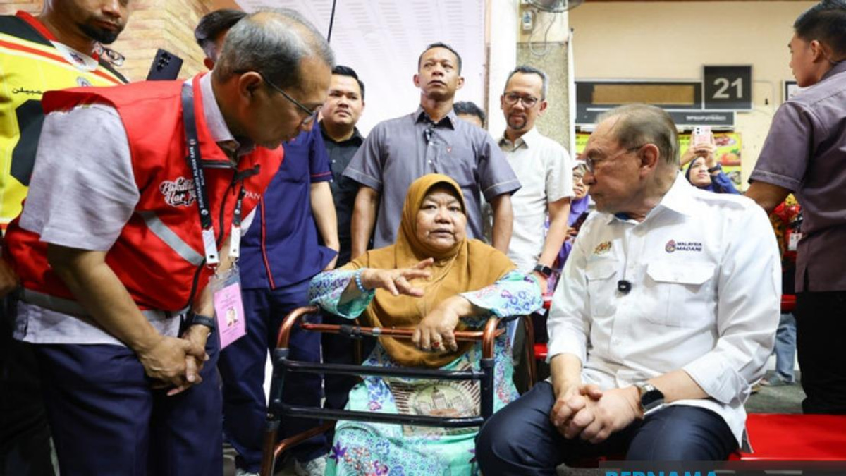 Disabled Pensioner Rides Three-Wheeled Motorcycle Through Rain to Meet PM Anwar