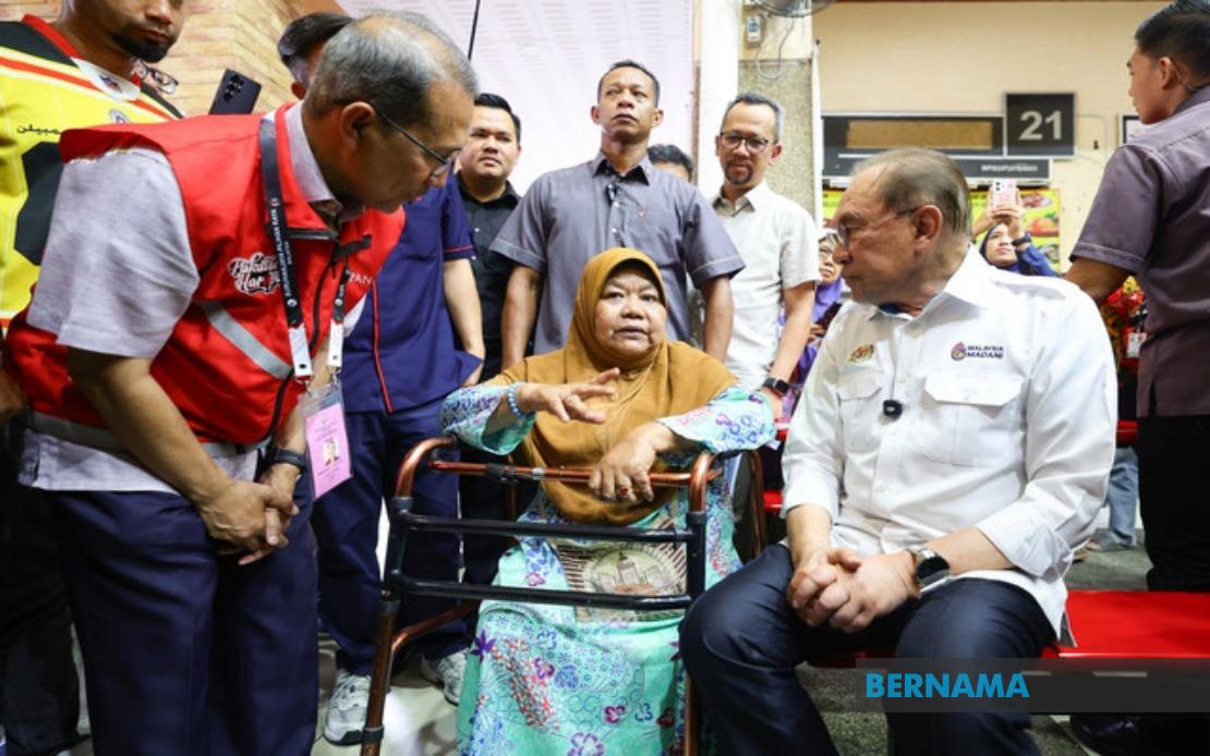 Disabled Pensioner Rides Three-Wheeled Motorcycle Through Rain to Meet PM Anwar