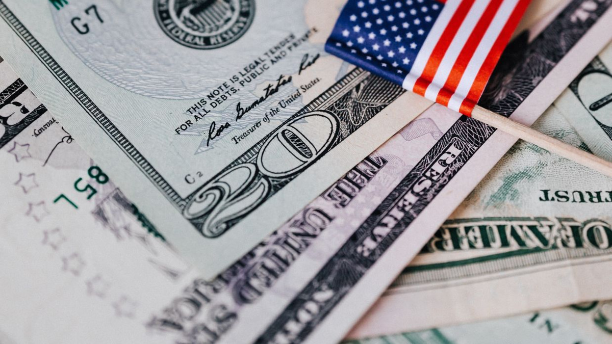 US Dollar Surges to 13-Month Peak as Fed Rate Hike Bets Intensify; Yen Approaches Four-Decade Low