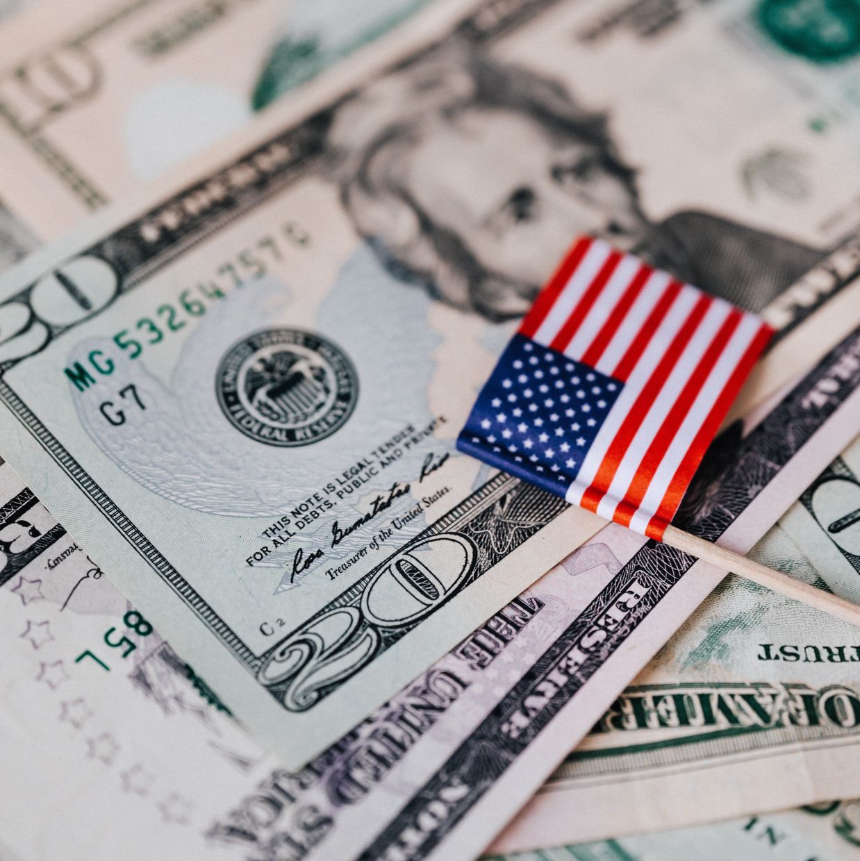 US Dollar Surges to 13-Month Peak as Fed Rate Hike Bets Intensify; Yen Approaches Four-Decade Low