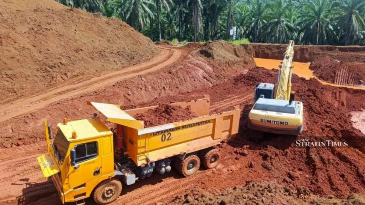 Two arrested in Marang over illegal silica sand operation; RM1.8 million in equipment seized