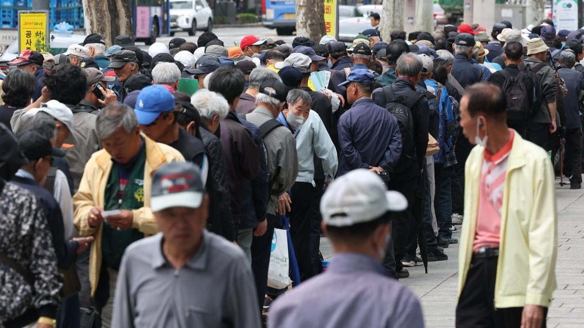 Seoul grapples with fiscal burden of expanding free bus fares for elderly residents