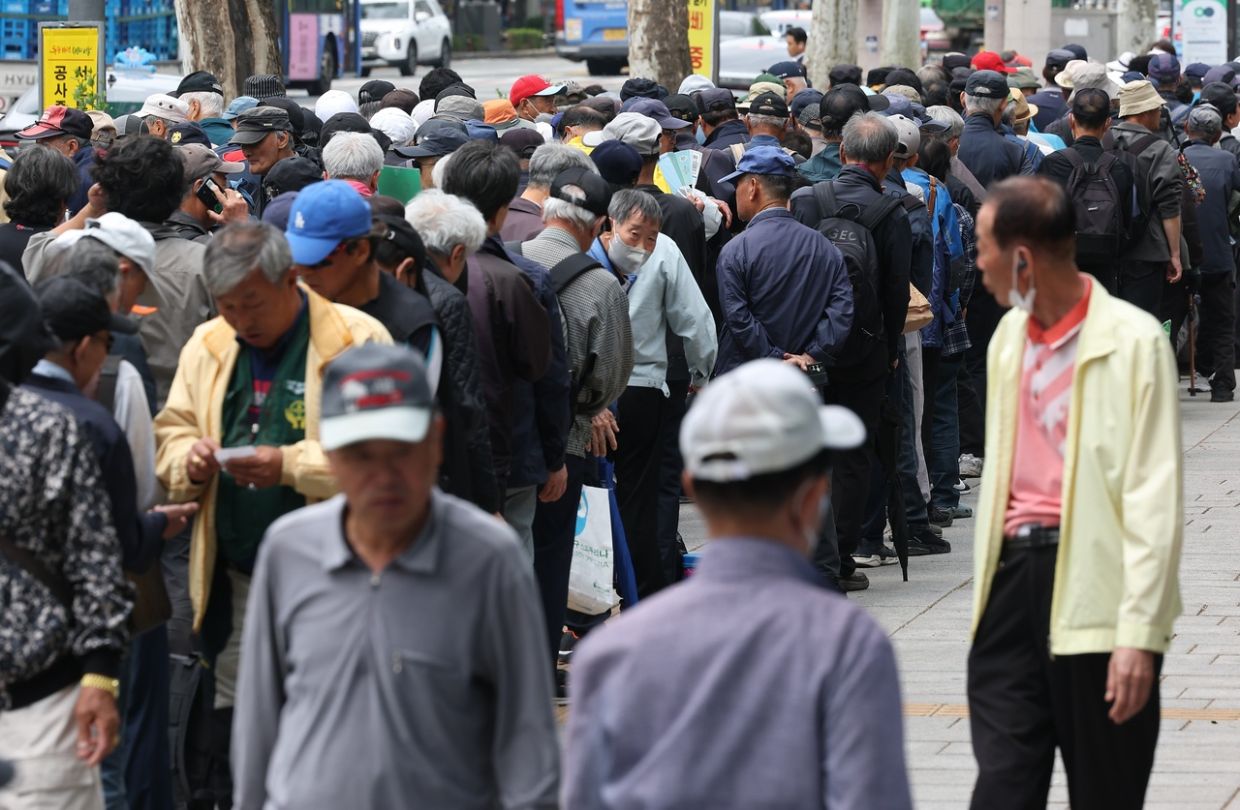 Seoul grapples with fiscal burden of expanding free bus fares for elderly residents