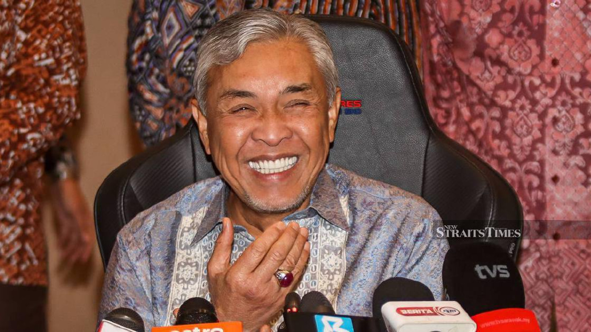 Zahid Exchanges Pantun with PM, Echoing Anwar's Call for Political Unity