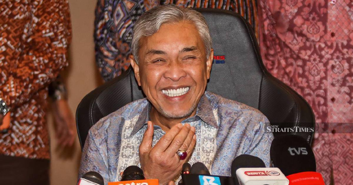 Zahid Exchanges Pantun with PM, Echoing Anwar's Call for Political Unity