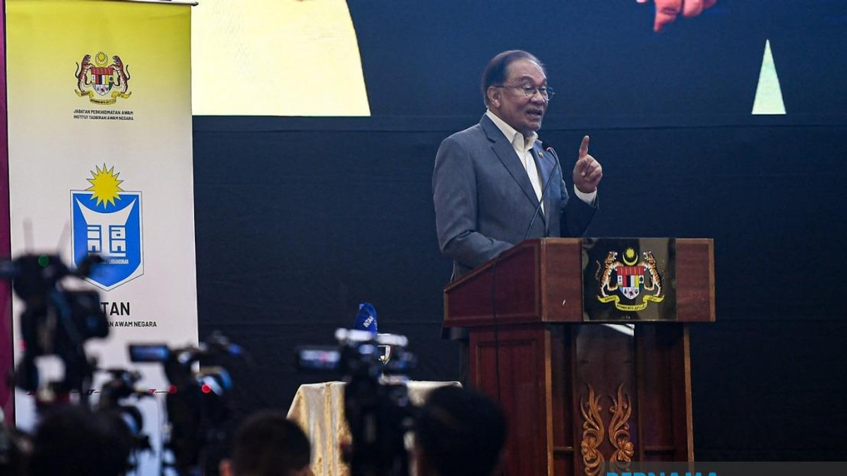 Anwar Apologises for Stern Approach with Civil Servants, Emphasises Leadership Passion