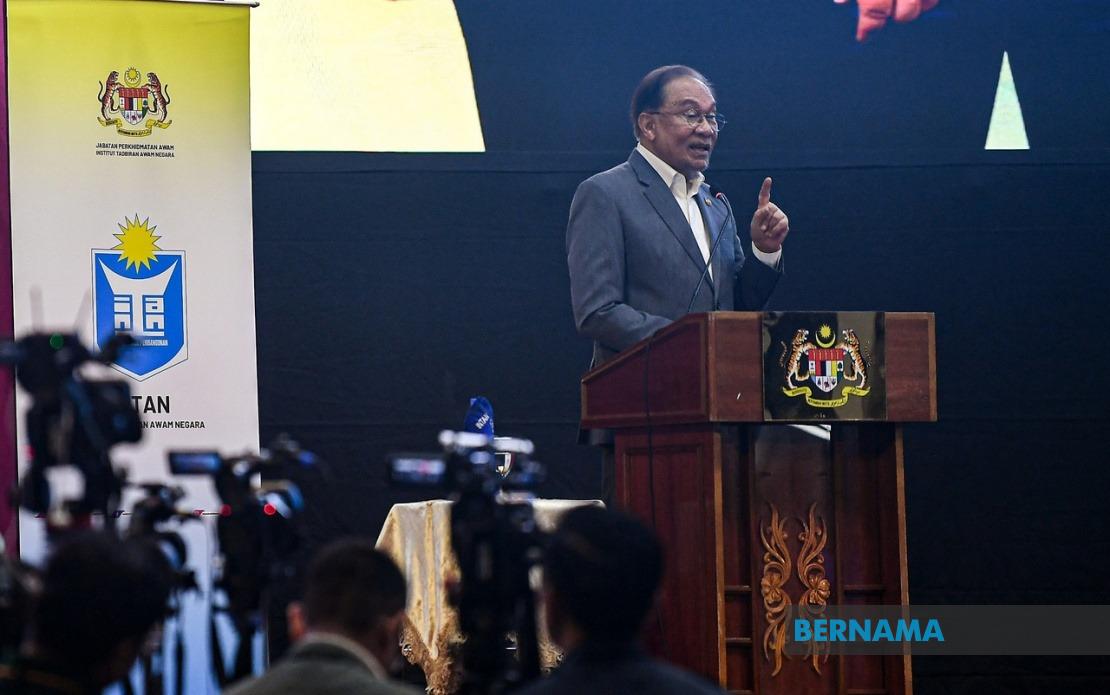 Anwar Apologises for Stern Approach with Civil Servants, Emphasises Leadership Passion