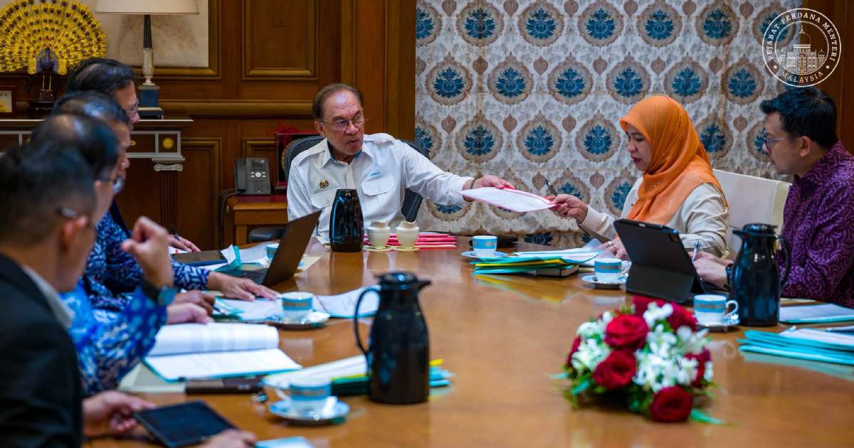 Anwar pushes for swift settlement of Felda land and housing grievances