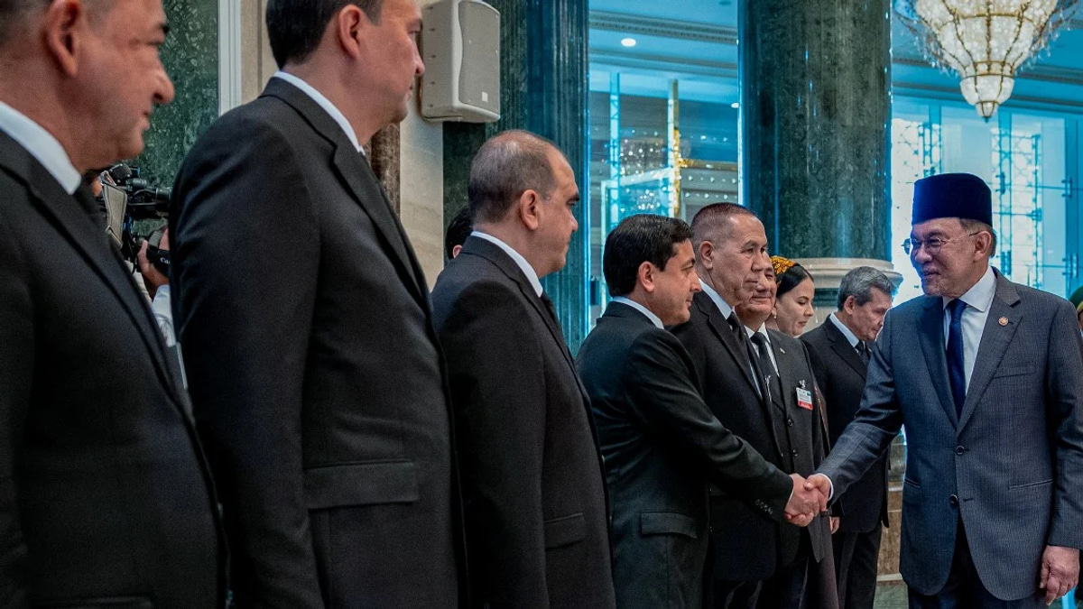 Anwar's Global Diplomacy Seen as Economic Catalyst as Malaysia Navigates Geopolitical Shifts