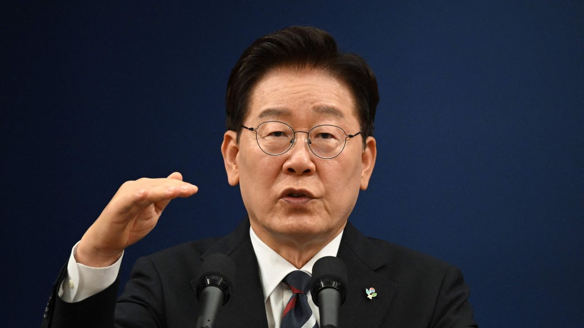 South Korean President Lee's Approval Hits Historic Low as Public Trust Fractures