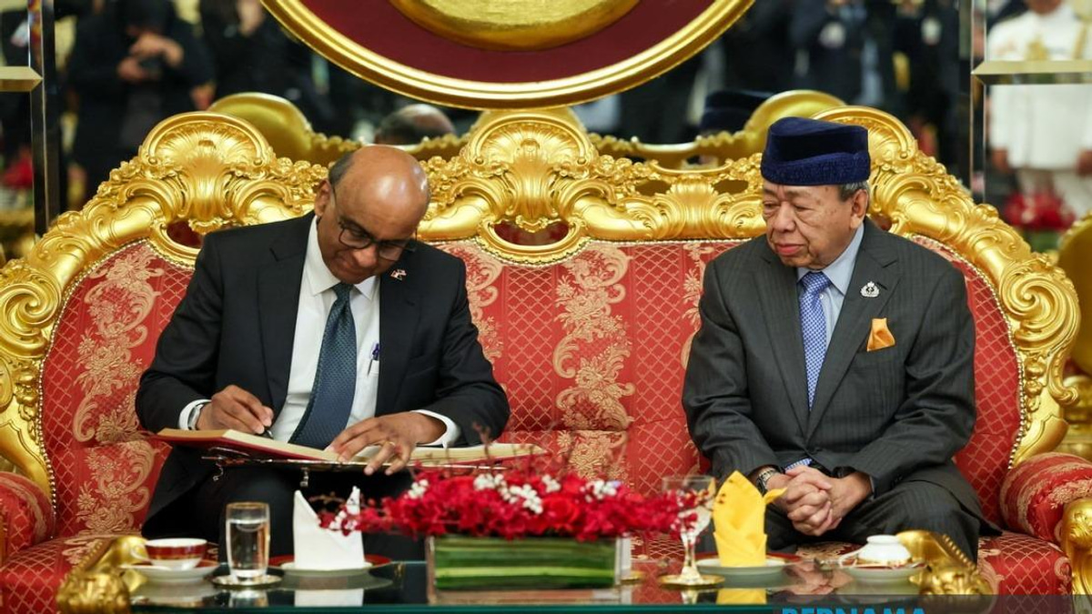 Selangor Sultan Receives Singapore President in State Visit Audience
