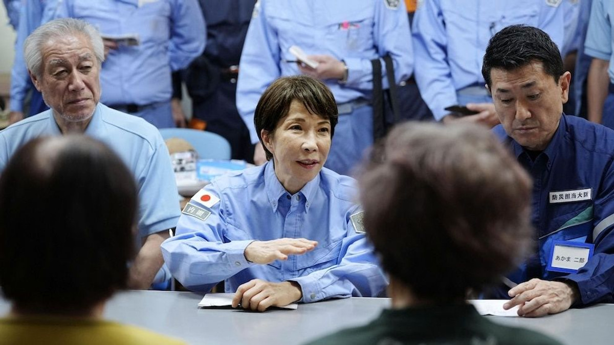 Japan's PM visits earthquake-stricken Kumamoto as recovery battles intense heat and supply shortages