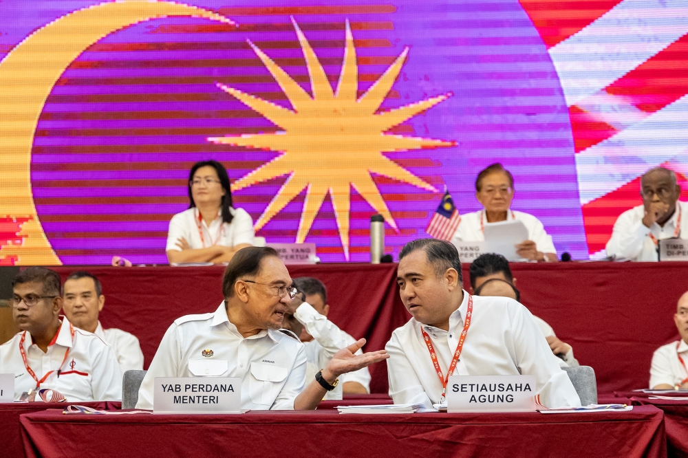 Anwar Asks Melaka DAP to Stay in State Government Until Election, Warns Against Early Exit