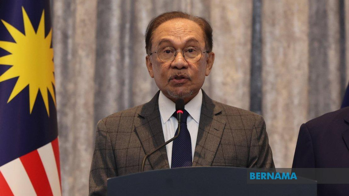 Media Must Balance Innovation With Values, Anwar Tells Press Sector
